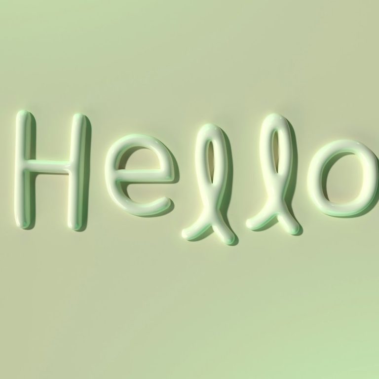 Grüne, plastische Buchstaben, die das Wort „Hallo“ formen.