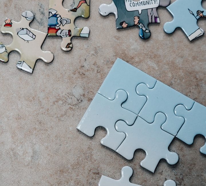 Unvollständiges Puzzle mit einigen fehlenden Teilen auf einer hellen Unterlage.