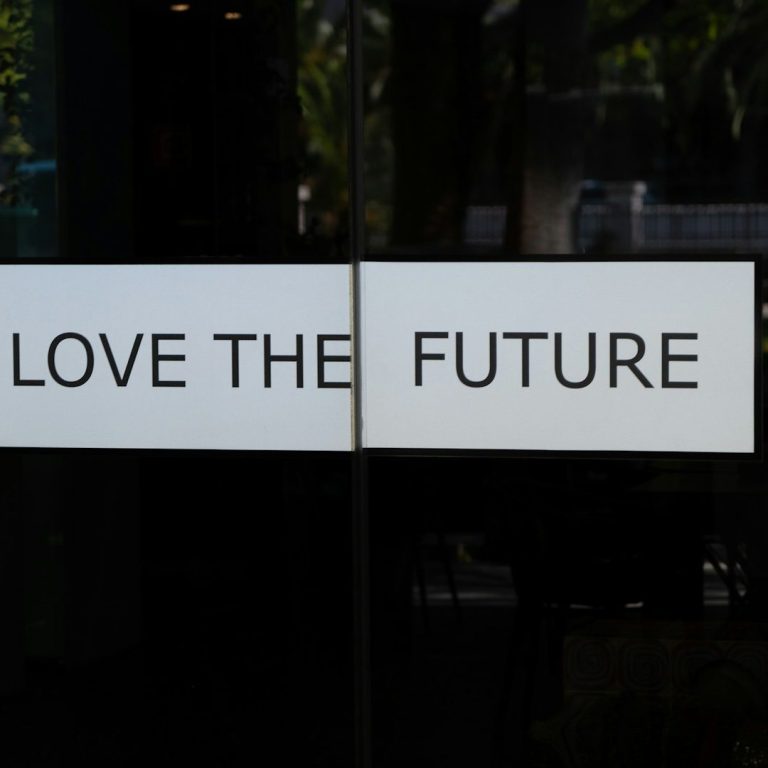 Schriftzug auf Glas: „LOVE THE FUTURE“.